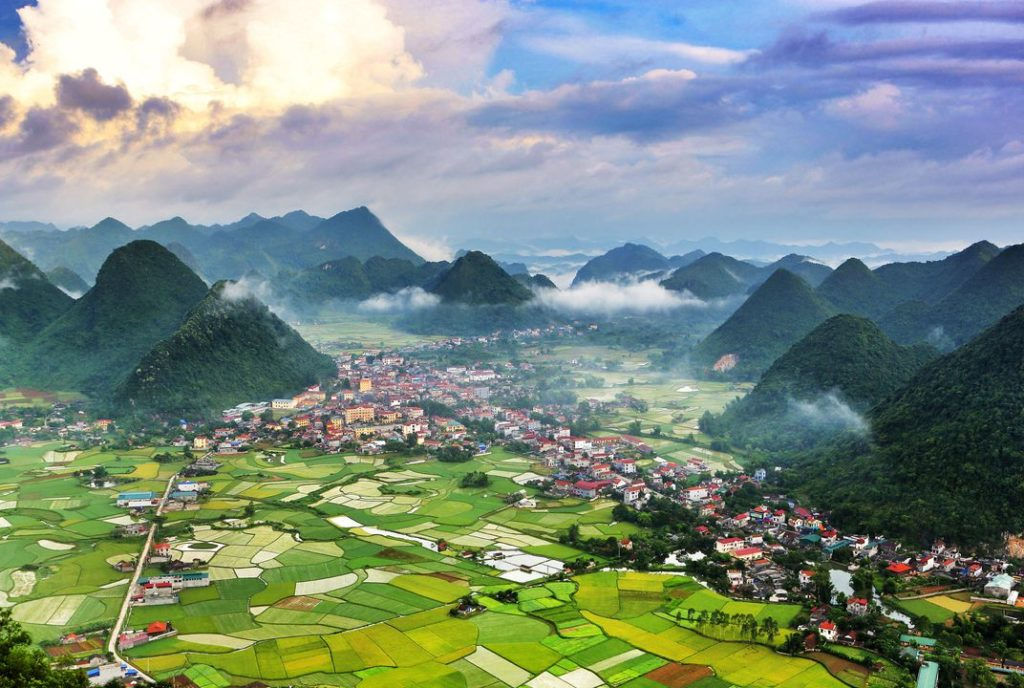 Du lịch Việt Nam: Du lịch Việt Nam sẽ mang lại cho bạn những trải nghiệm tuyệt vời trong cuộc hành trình của bạn. Với những bãi đá xanh biếc, những phố cổ, những ngôi đền cổ kính và các danh lam thắng cảnh đặc trưng của Việt Nam. Đó là những kỷ niệm khó quên mà bạn sẽ tự hỏi, \