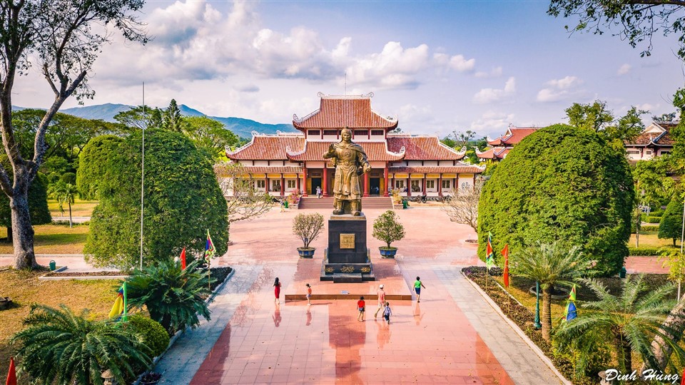 Tham quan bảo tàng Quang Trung