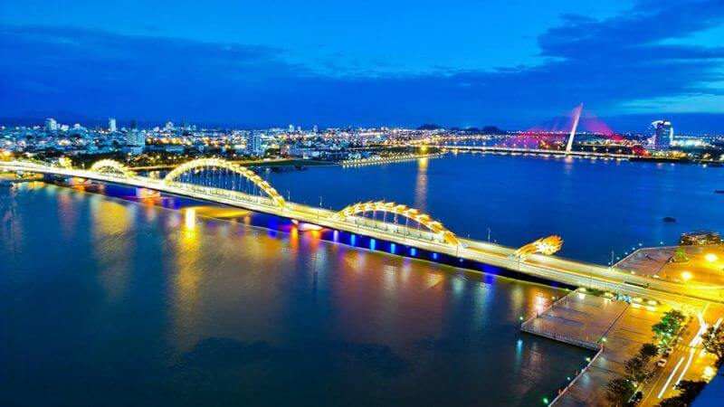 Cầu Rồng rực rỡ giữa sông Hàn thơ mộng