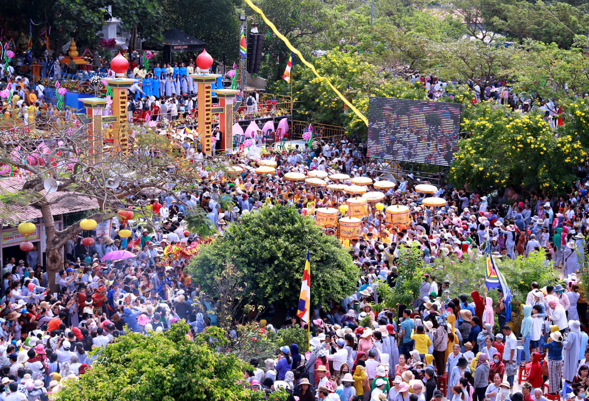 Đông đảo du khách tham dự lễ hội Quán Thế Âm