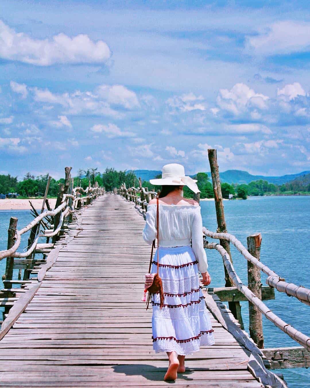 Dạo bộ trên cầu gỗ