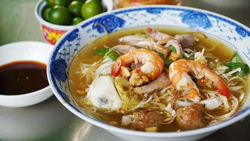 Tuyệt chiêu ‘SĂN VÉ’ Tour Bình Định giá siêu hời năm 2023 2 Sì xụp nóng hổi cùng bát Bún Tôm đặc sản