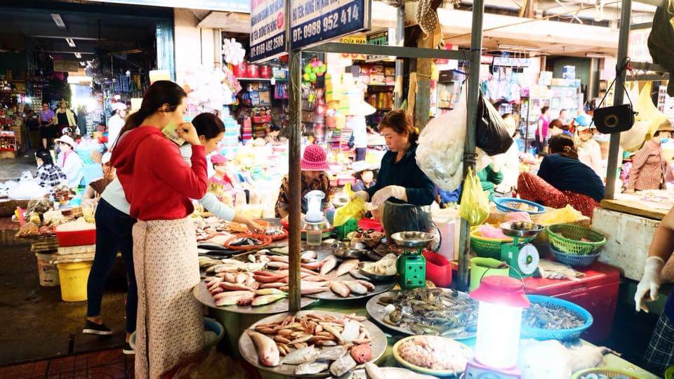 Các gian hàng trong chợ đầm