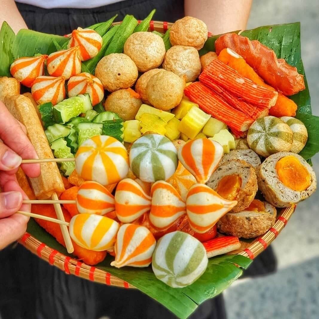 Phố ẩm thực Hoa Lư Quy Nhơn - Review mới nhất 2023 5 Vô vàn các món xiên que ăn vặt