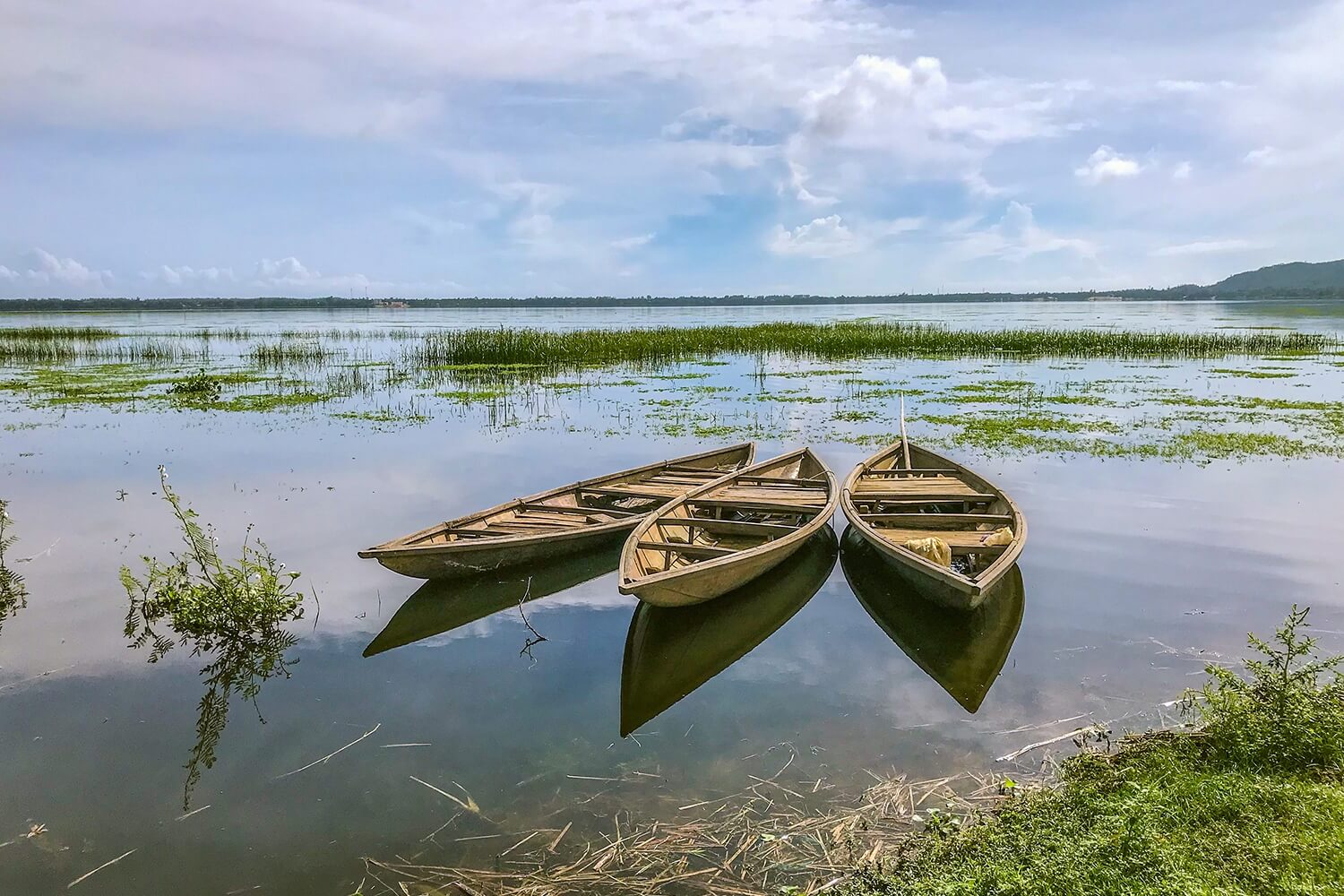 Tuyệt chiêu ‘SĂN VÉ’ Tour Bình Định giá siêu hời năm 2023 7 Những chiếc thuyền neo đậu trên sông