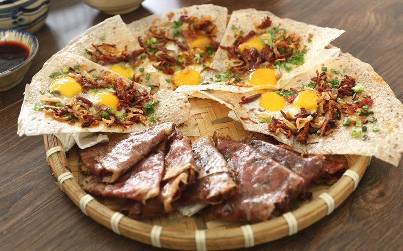 Quý khách dùng buffet sáng tại khách sạn.