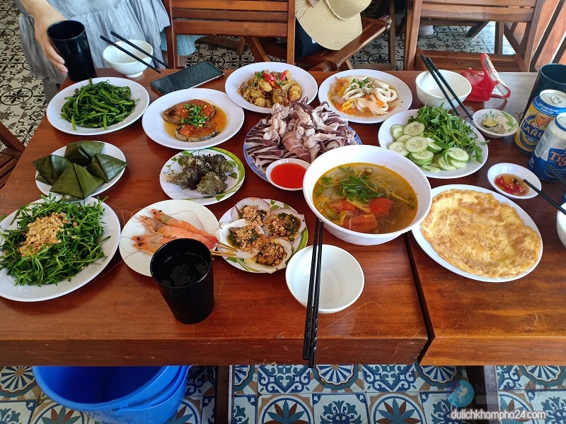 an-trua-tai-cu-lao-cham Quý khách quay trở về nhà hàng dùng cơm trưa với nhiều loại hải sản đặc sắc của Cù Lao Chàm.