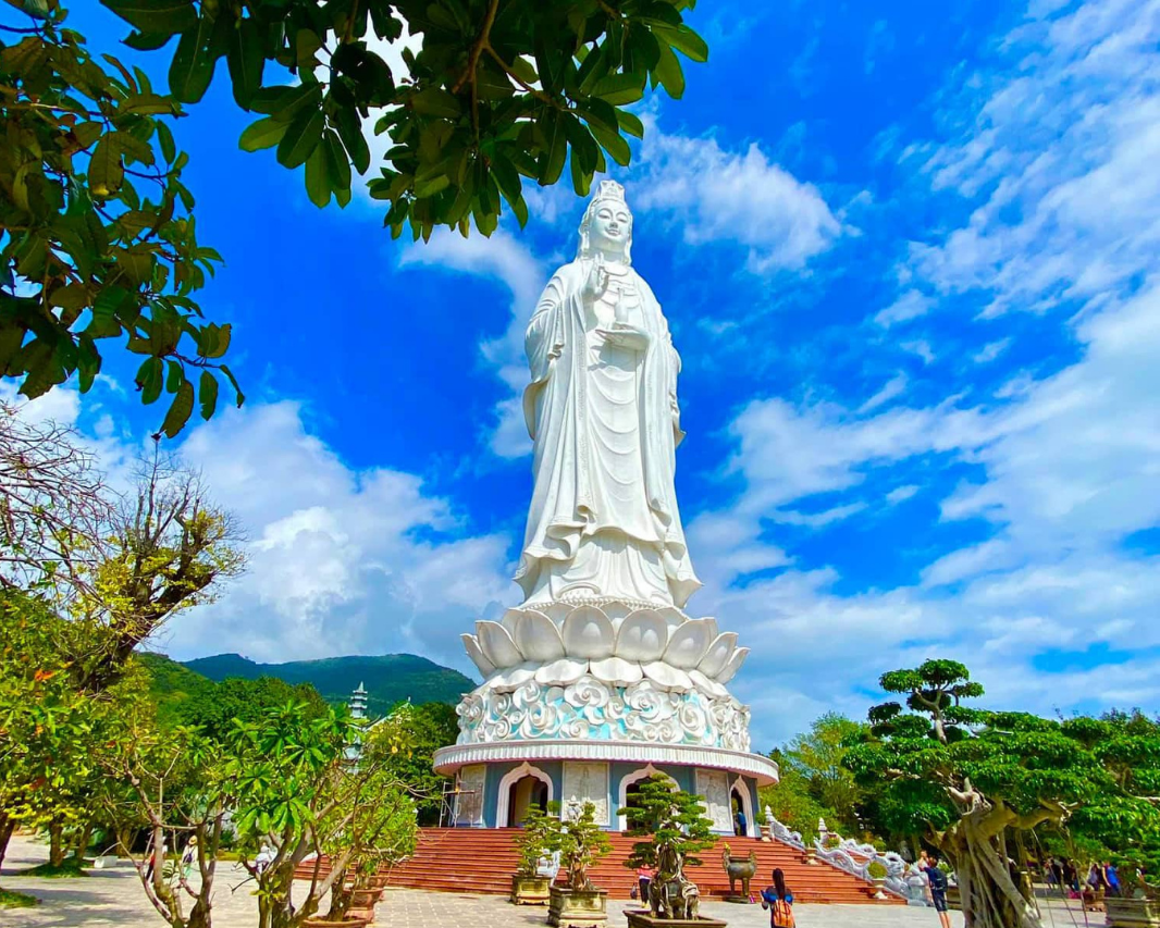chua-linh-ung-son-tra Xe và HDV đón đoàn ở sân bay Đà Nẵng
