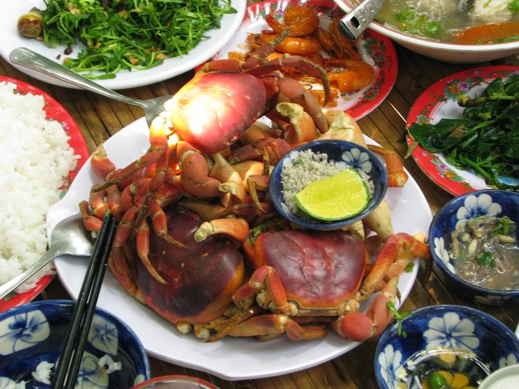 Cua đá nóng hổi chấm nước sốt hải sản