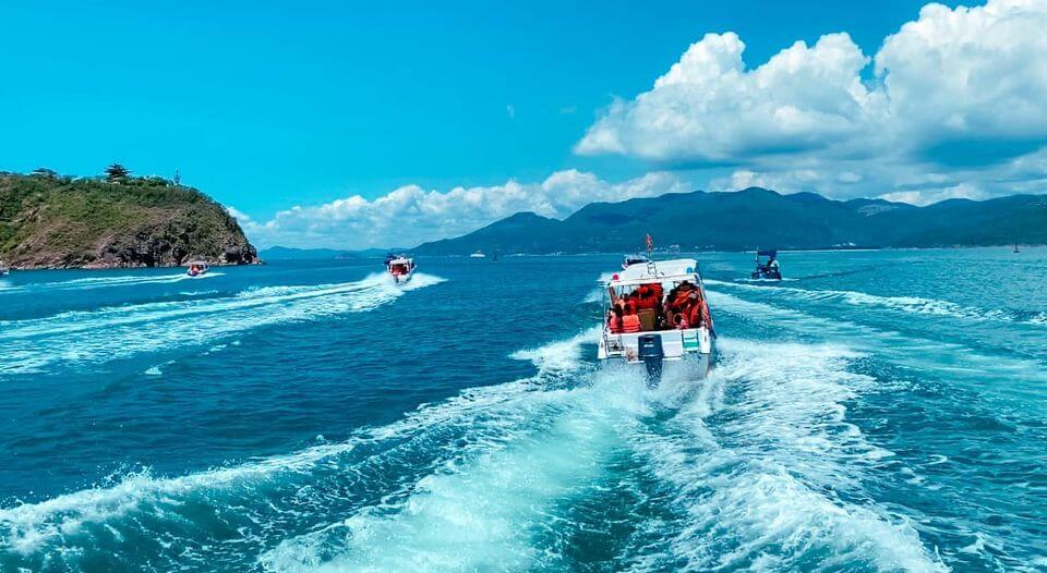 Di chuyển bằng cano ra Cù Lao Xanh