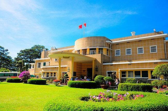dinh-bao-dai-da-lat Đoàn đến sân bay Liên Khương, xe và HDV đón đoàn di chuyển đến Dinh Bảo Đại