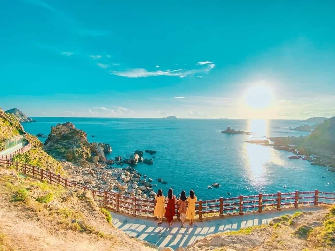 Top #1 Tour Kỳ Co trong ngày tại Quy Nhơn 6 Du Khách khám phá Eo Gió