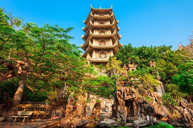 Chùa non nước giữa núi rừng bao la
