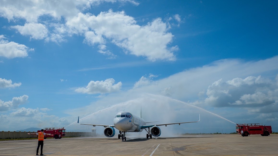 Hãng hàng không Vietnam Airlines hạ cánh tại sân bay Phù Cát