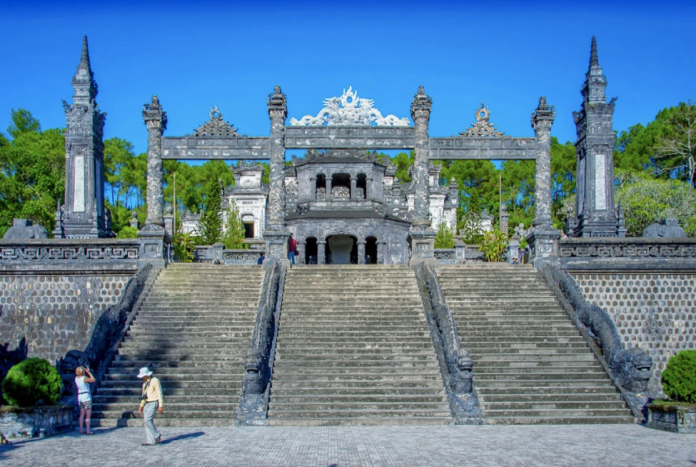 lang-khai-dinh-1 Đoàn di chuyển đến Lăng vua Khải Định với vẻ đẹp lộng lẫy của sự kết hợp tinh xảo kiến trúc hai nền văn hoá Đông – Tây sẽ làm Quý khách không khỏi ngạc nhiên.