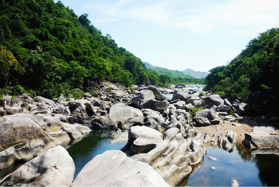 Chi phí du lịch Quy Nhơn? Bảng giá cập nhật mới nhất 2023 7 Hòn đá nhô lên lởm chởm