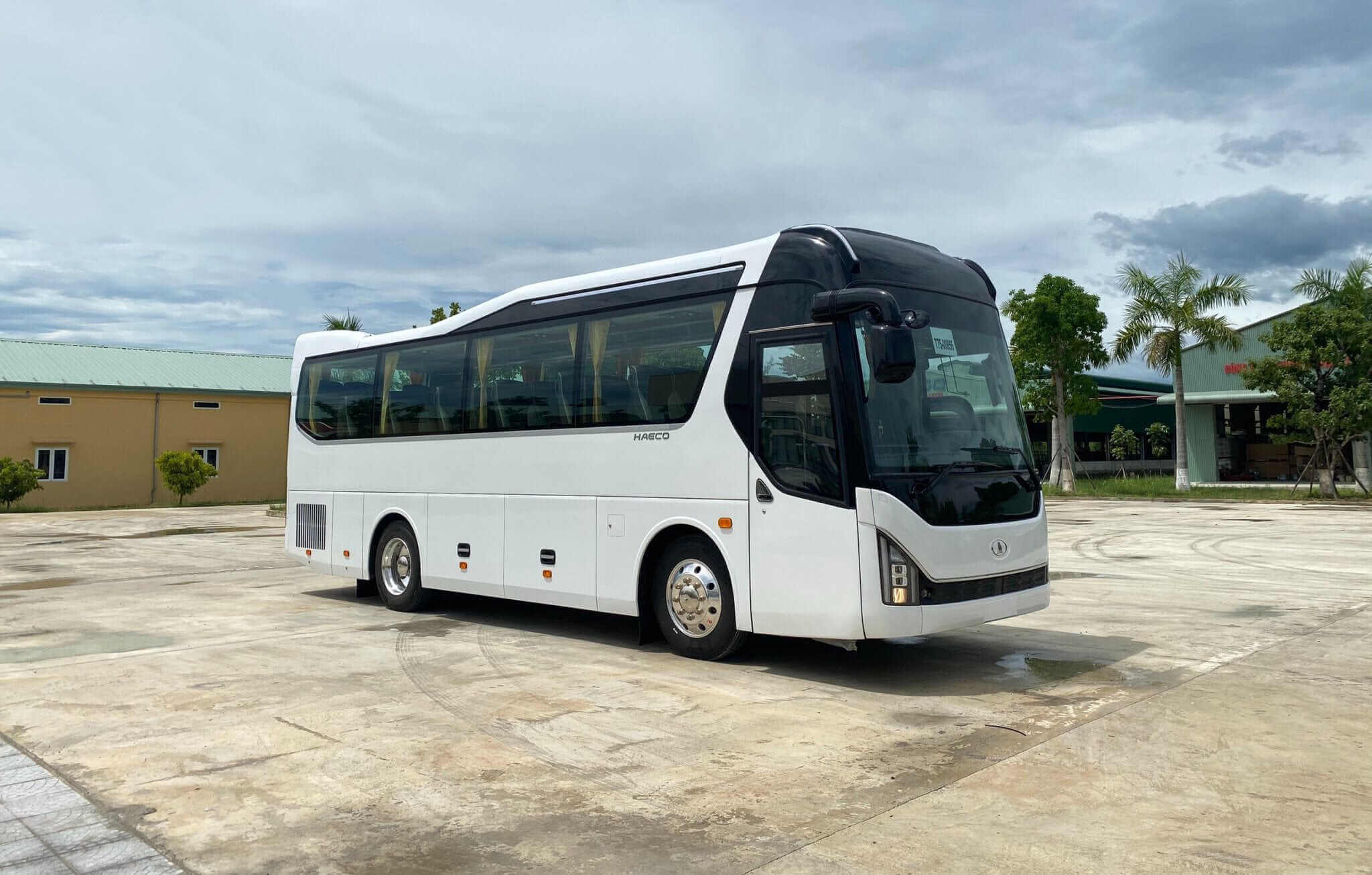Thuê xe Đà Nẵng đi Bà Nà Hills - Bảng giá mới nhất 2023 8 Dòng xe 35 chỗ đời mới cao cấp