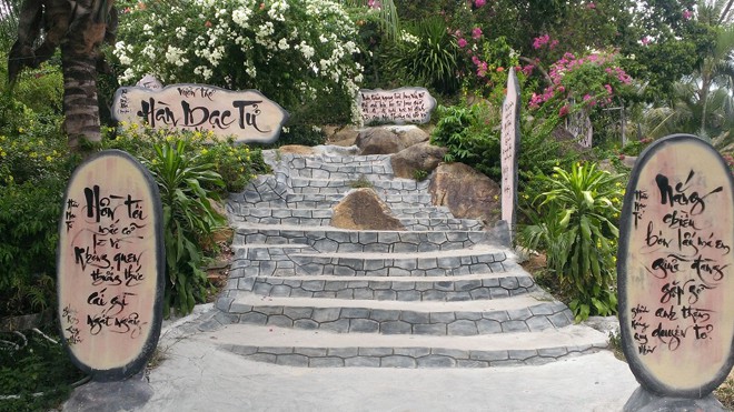 Khu lăng mộ thi sĩ Hàn Mạc Tử và bút lửa Dzũ Kha