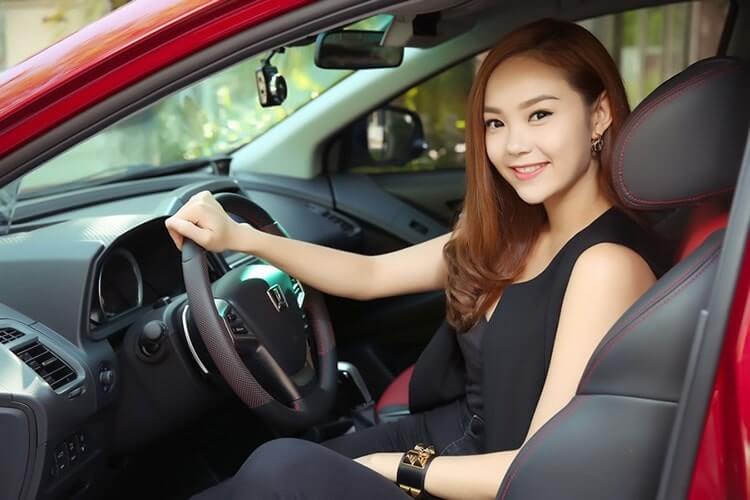 Thuê xe ô tô tự lái Đà Nẵng - Cập nhật bảng giá 2023 8 Lái thử xe để đánh giá chất lượng xe trước khi nhận