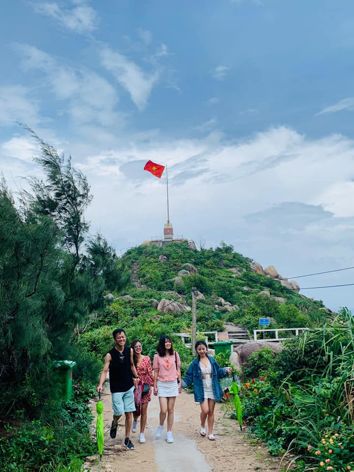 Ngọn cờ Tổ Quốc bay cao trên bầu trời xanh của Cù Lao Xanh Quy Nhơn.