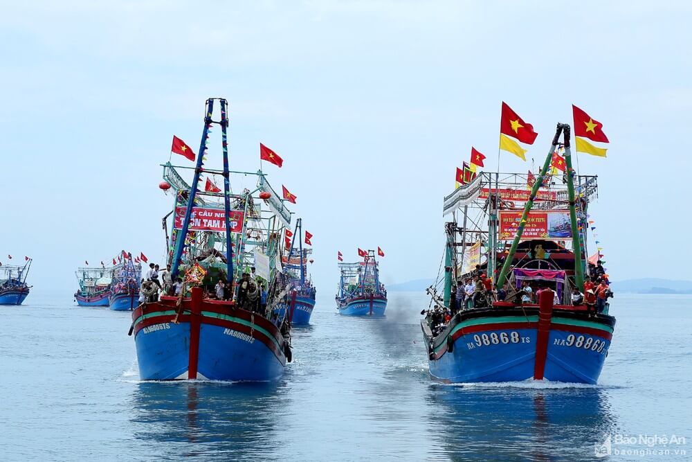 Lễ hội Cầu Ngư 2023 - Khám phá văn hóa ngư dân vùng biển 7 Những chiếc thuyền được chưng đèn kết hoa